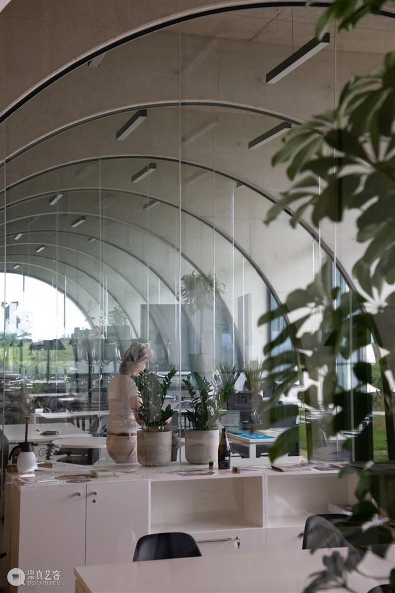 Lahofer酒庄，走上屋顶狂欢 / CHYBIK + KRISTOF Lahofer 酒庄 屋顶 项目 捷克东部 摩拉维亚 地区 文化 现代 关系 崇真艺客
