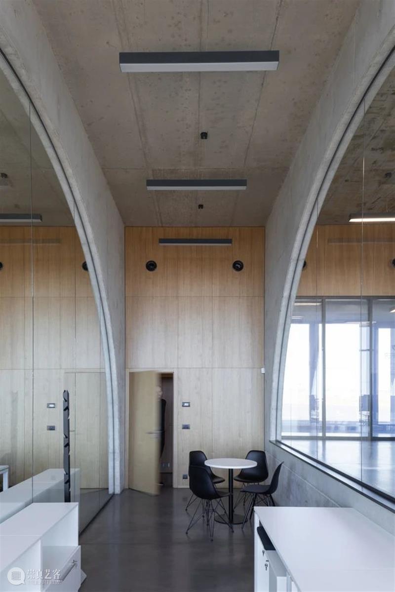 Lahofer酒庄，走上屋顶狂欢 / CHYBIK + KRISTOF Lahofer 酒庄 屋顶 项目 捷克东部 摩拉维亚 地区 文化 现代 关系 崇真艺客