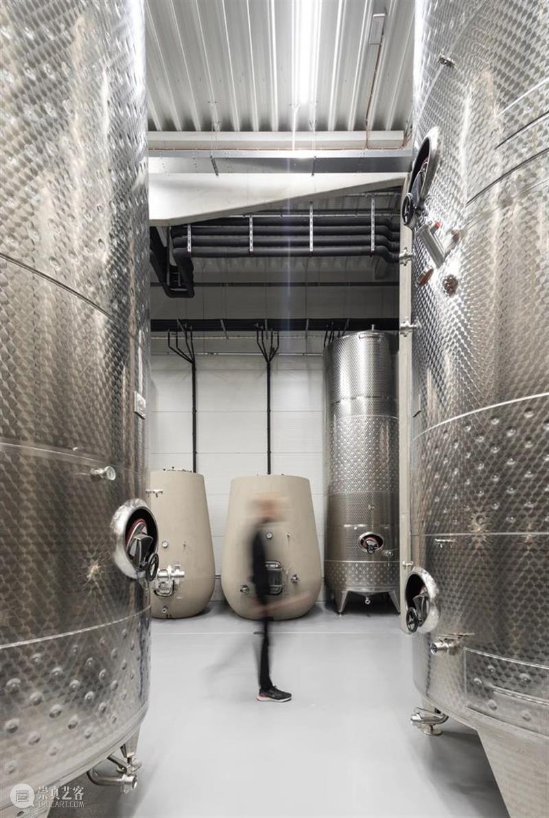 Lahofer酒庄，走上屋顶狂欢 / CHYBIK + KRISTOF Lahofer 酒庄 屋顶 项目 捷克东部 摩拉维亚 地区 文化 现代 关系 崇真艺客