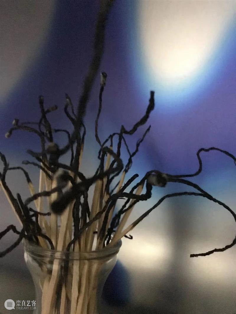当前展览丨燃烬——陈萧伊「争执」展评 当前 陈萧伊 EXHIBITIONS 展厅 尽头 空间 火柴 花束 痕迹 材料 崇真艺客