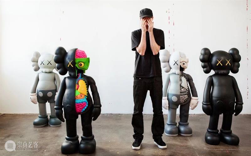 如日中天的艺术家：有关KAWS的十大要点 艺术家 KAWS 要点 作品 韩国 首尔石村 湖面 美国 纽约 梅西百货 崇真艺客