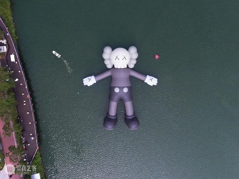 如日中天的艺术家：有关KAWS的十大要点 艺术家 KAWS 要点 作品 韩国 首尔石村 湖面 美国 纽约 梅西百货 崇真艺客