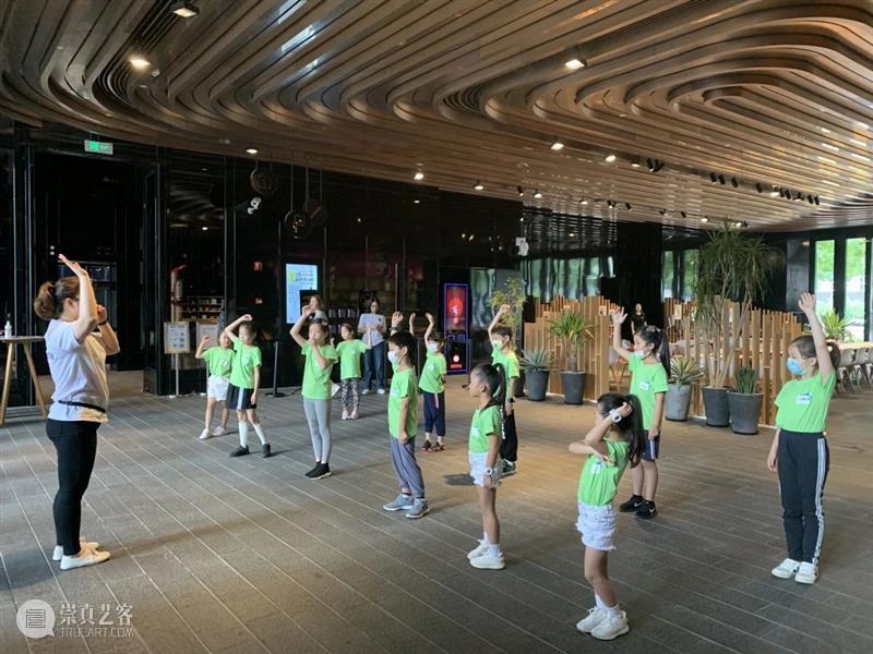 小小实习生们,带着今夏在复星艺术中心的美好回忆走向未来,勇敢自信地成长吧! 复星艺术中心 复星艺术中心 实习生们 未来 今夏 升级版 职业 活动 现场 帷幕 夏令营 崇真艺客