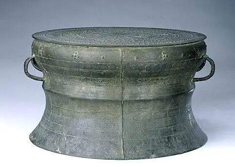 博雅青铜器：麻江型禽兽纹铜鼓（明）  青铜器鉴赏 麻江型禽兽纹铜鼓 博雅 青铜器 北京故宫博物院 面径 鼓体 胸径 鼓身 中部 凸棱 崇真艺客