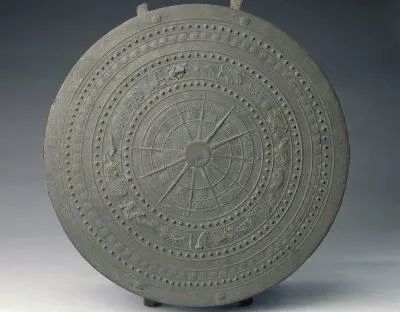 博雅青铜器：麻江型禽兽纹铜鼓（明）  青铜器鉴赏 麻江型禽兽纹铜鼓 博雅 青铜器 北京故宫博物院 面径 鼓体 胸径 鼓身 中部 凸棱 崇真艺客