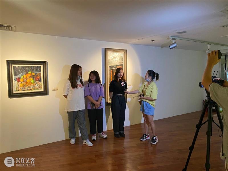 “从艺70年——谢珍珠作品展”今日开展,策展人带你看展览 谢珍珠 作品展 策展人 老师 中间 嘉宾 学子 左右 武汉美术馆 观众 崇真艺客