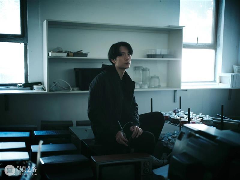 胡为一 ：“积聚与生成——2020上海当代艺术展”参展艺术家 艺术家 上海 艺术展 作品 Works 无痕 液晶显示器 铝合金 窗框 钢化玻璃 崇真艺客