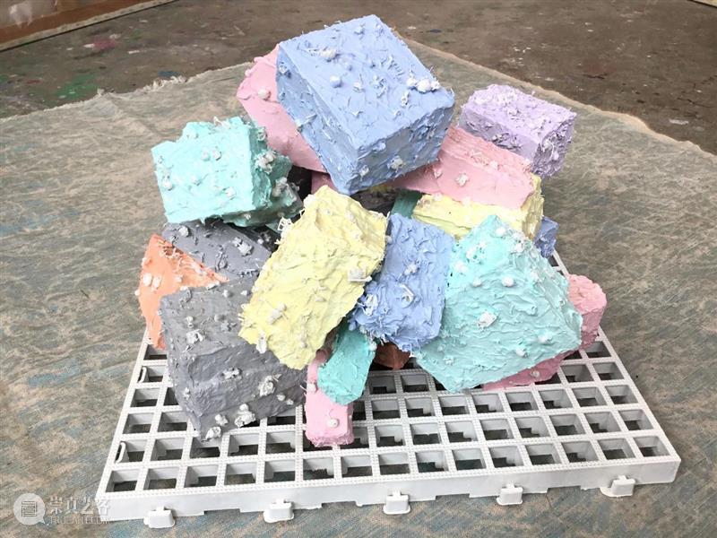 燎原说画 | 分蛋糕 “废墟蛋糕” 废墟 蛋糕 燎原 画廊 黄燎原 视频 郑维 202050x50x35cm丙烯 树脂 人体 崇真艺客