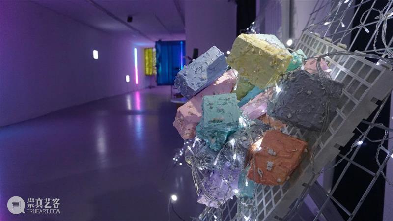 燎原说画 | 分蛋糕 “废墟蛋糕” 废墟 蛋糕 燎原 画廊 黄燎原 视频 郑维 202050x50x35cm丙烯 树脂 人体 崇真艺客