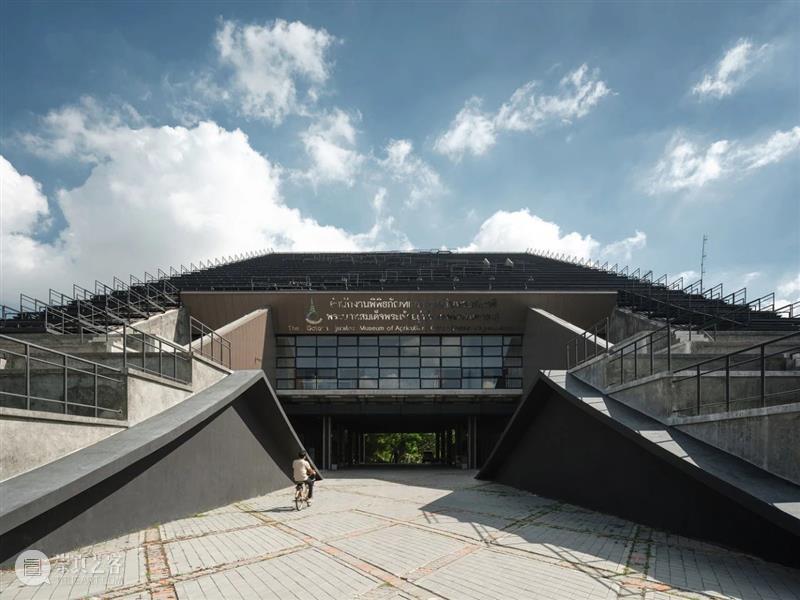 泰国农业部金禧年博物馆，‘倾倒’的大楼 / Plan Architect 大楼 泰国农业部金禧年博物馆 Studio 泰国农业部 金禧年博物馆 泰国 农业 技术 知识 项目 崇真艺客