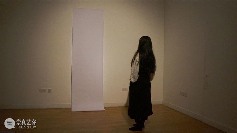 1张桌子+27个瓶子+1卷红线+你=？？？ 桌子 瓶子 红线 桌面 大小 颜色 红色 棉线 周围 张奇怪 崇真艺客