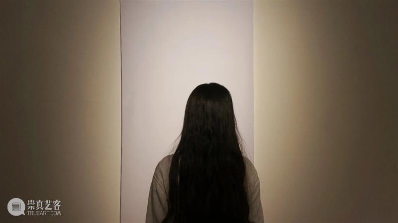 1张桌子+27个瓶子+1卷红线+你=？？？ 桌子 瓶子 红线 桌面 大小 颜色 红色 棉线 周围 张奇怪 崇真艺客