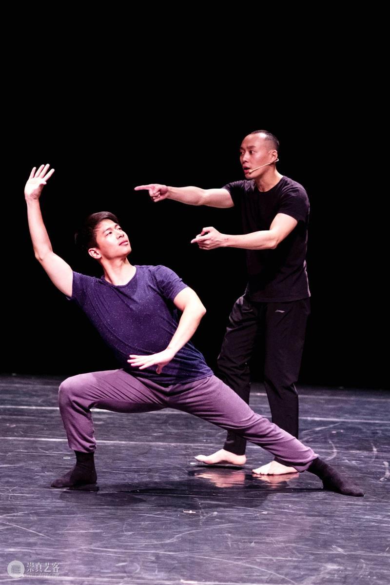 香港活动预告:当代舞艺术家杨浩呈献表演《风中摇曳》致敬「劳娜·辛普逊:特立独行」 劳娜·辛普逊 艺术家 香港 当代 杨浩 活动 Simpson 大中华地区 首场 个展 崇真艺客