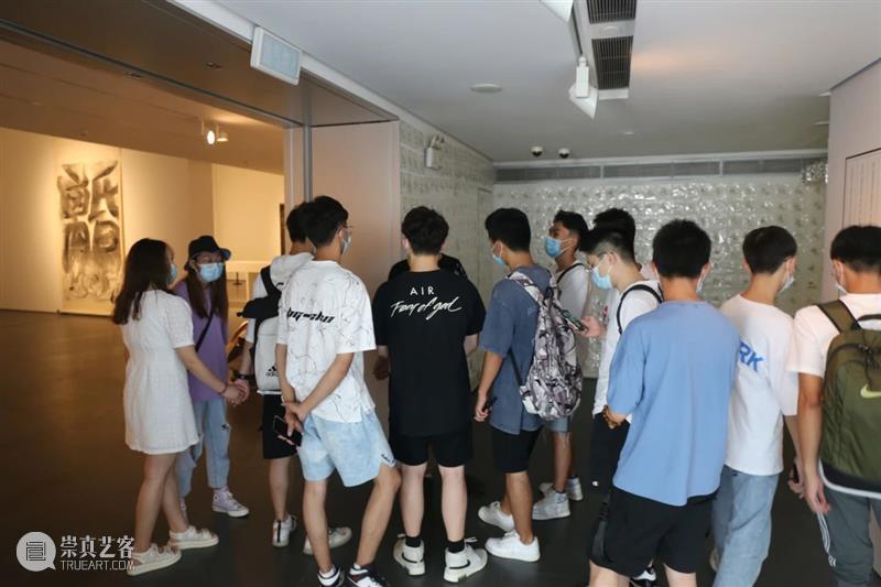 武汉设计工程学院学子发现了一场当代艺术盛宴 艺术 武汉设计工程学院 学子 盛宴 凉风 底气 余晖 落叶 武汉 局势 崇真艺客