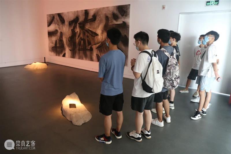 武汉设计工程学院学子发现了一场当代艺术盛宴 艺术 武汉设计工程学院 学子 盛宴 凉风 底气 余晖 落叶 武汉 局势 崇真艺客