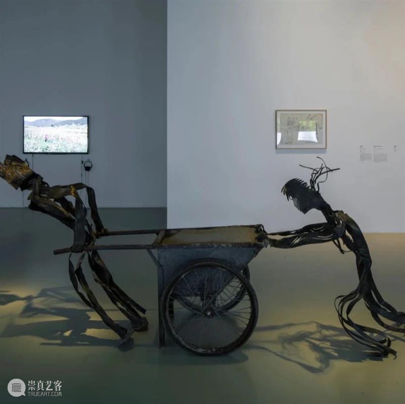 PSA读图 | 《看见过，说不出，倒想起来了……》——刘庆元 刘庆元 PSA 灯箱 装置 艺术家 惠允 节日 金钱 马戏团 电视 崇真艺客