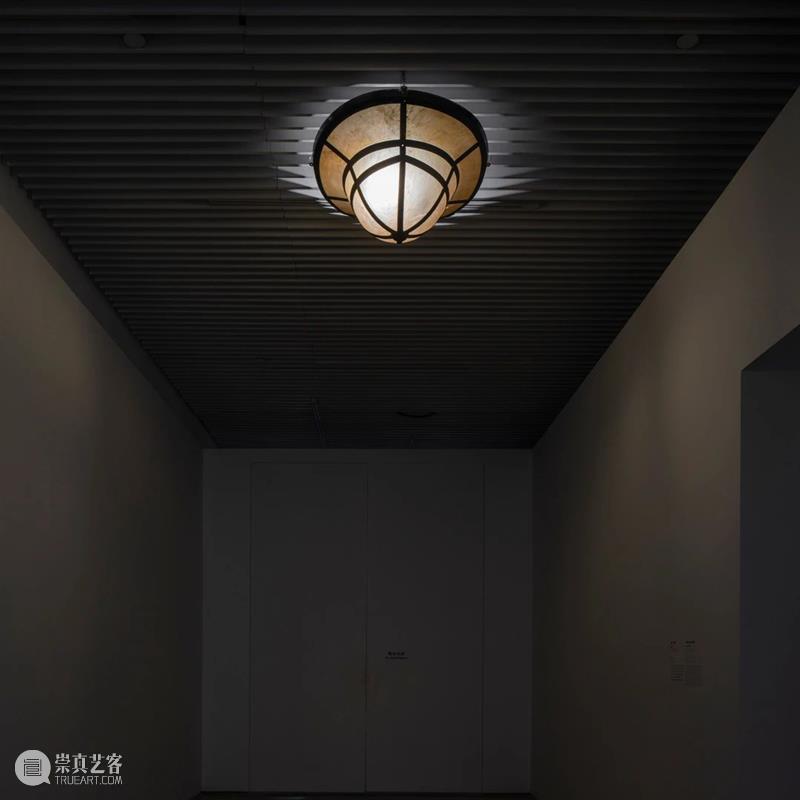 PSA读图 | 《共产微言片段》——Raqs 媒体小组 共产微言片段 Raqs 媒体 小组 PSA 灯箱 装置 艺术家 惠允 以上 崇真艺客