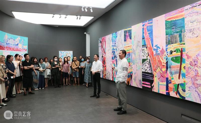 “谁的手指？指向哪里？——焦小健新作展”开幕式全记录 手指 焦小健 新作展 开幕式 艺术 杭州人可艺术中心 帷幕 同济大学 中国美术学院 教授 崇真艺客