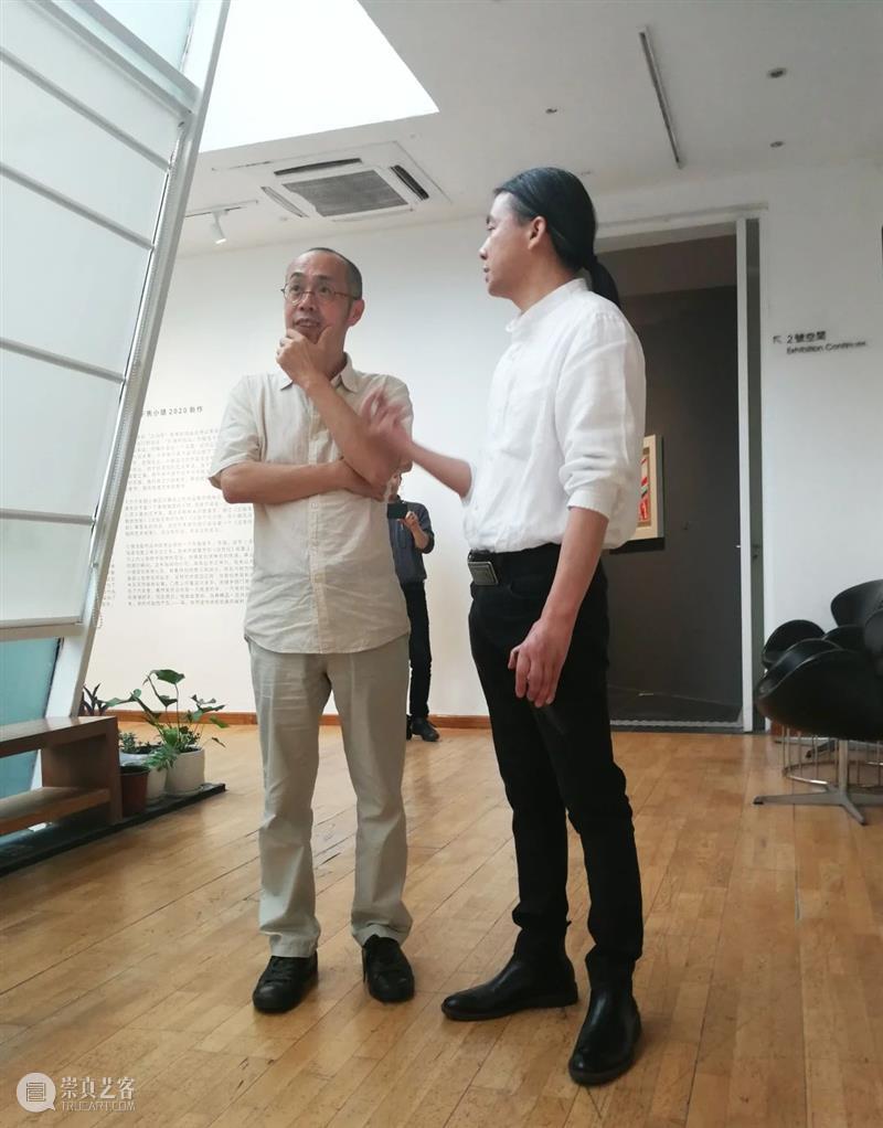 “谁的手指？指向哪里？——焦小健新作展”开幕式全记录 手指 焦小健 新作展 开幕式 艺术 杭州人可艺术中心 帷幕 同济大学 中国美术学院 教授 崇真艺客