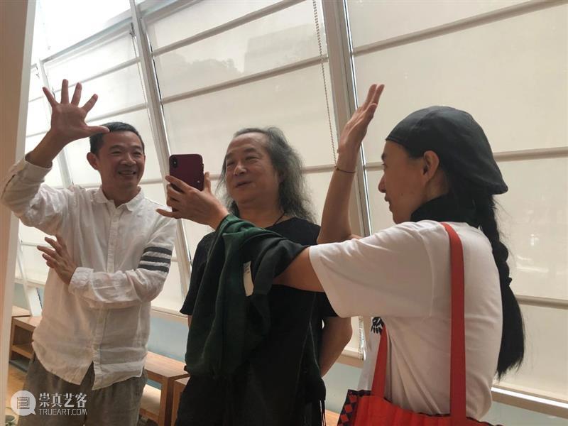 “谁的手指？指向哪里？——焦小健新作展”开幕式全记录 手指 焦小健 新作展 开幕式 艺术 杭州人可艺术中心 帷幕 同济大学 中国美术学院 教授 崇真艺客