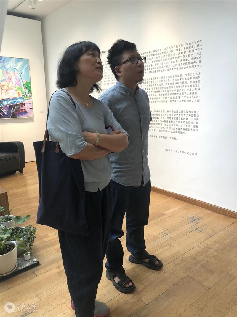 “谁的手指？指向哪里？——焦小健新作展”开幕式全记录 手指 焦小健 新作展 开幕式 艺术 杭州人可艺术中心 帷幕 同济大学 中国美术学院 教授 崇真艺客