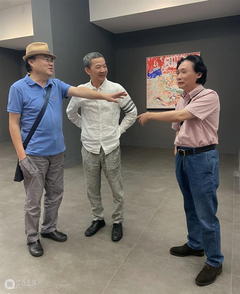 “谁的手指？指向哪里？——焦小健新作展”开幕式全记录 手指 焦小健 新作展 开幕式 艺术 杭州人可艺术中心 帷幕 同济大学 中国美术学院 教授 崇真艺客