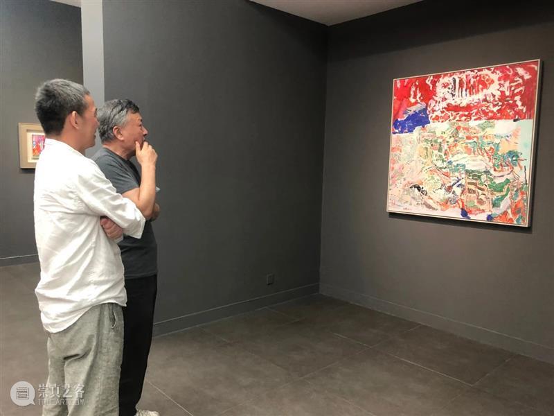 “谁的手指？指向哪里？——焦小健新作展”开幕式全记录 手指 焦小健 新作展 开幕式 艺术 杭州人可艺术中心 帷幕 同济大学 中国美术学院 教授 崇真艺客