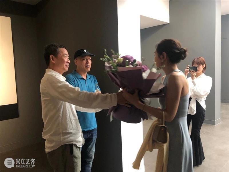 “谁的手指？指向哪里？——焦小健新作展”开幕式全记录 手指 焦小健 新作展 开幕式 艺术 杭州人可艺术中心 帷幕 同济大学 中国美术学院 教授 崇真艺客