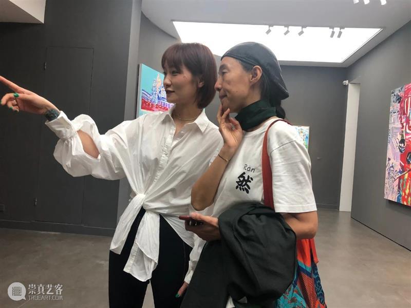 “谁的手指？指向哪里？——焦小健新作展”开幕式全记录 手指 焦小健 新作展 开幕式 艺术 杭州人可艺术中心 帷幕 同济大学 中国美术学院 教授 崇真艺客