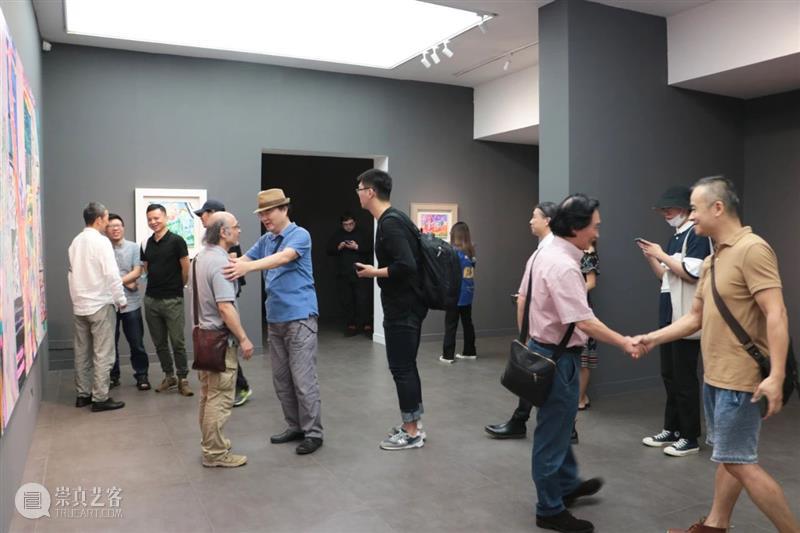 “谁的手指？指向哪里？——焦小健新作展”开幕式全记录 手指 焦小健 新作展 开幕式 艺术 杭州人可艺术中心 帷幕 同济大学 中国美术学院 教授 崇真艺客