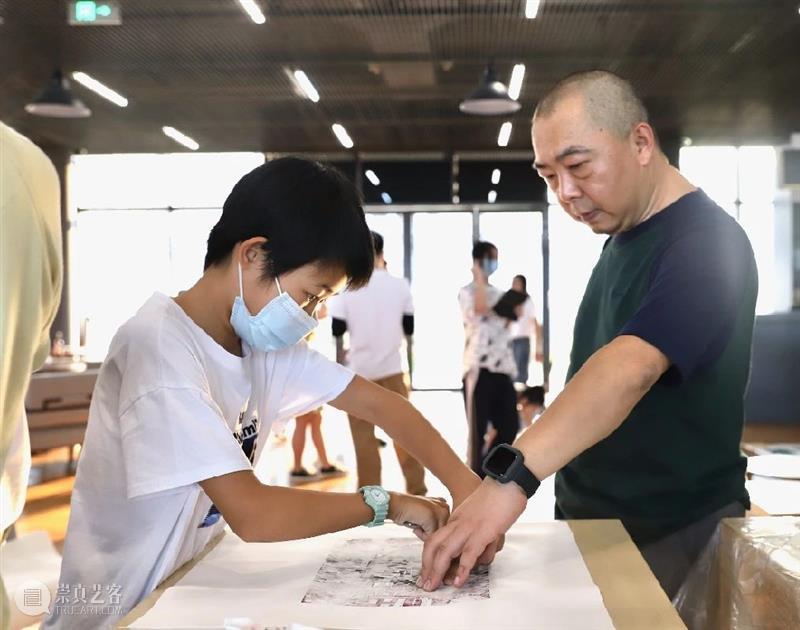 从坪山爬到山顶就能看到海 |《造像坪山》木刻工作坊回顾 造像坪山 木刻工作坊 坪山 山顶 木刻 工作坊 现场 艺术家 刘庆元 参与者 崇真艺客