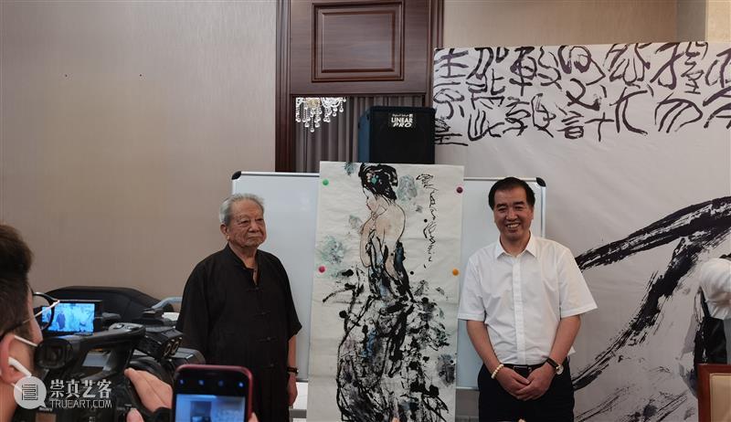 刘汉作品《拓荒牛》捐赠临港新片区暨“扶贫”公益启动仪式在沪举行 热点聚焦  刘汉 拓荒牛 临港新片区 扶贫公益 慈善拍卖 崇真艺客