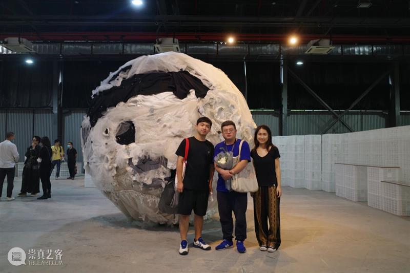 2020 OCT-LOFT公共艺术展｜他的作品灵感源自一家消失的婚纱店。 婚纱店 艺术展 灵感 作品 OCT LOFT 张有魁 婚纱 婚礼 仪式感 崇真艺客