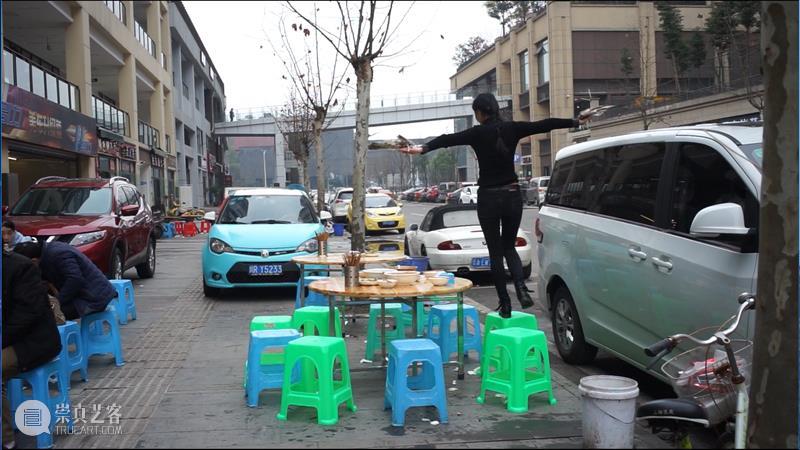 HOW被打断的饭局｜童文敏：爬行 饭局 童文敏 HOW 展期 艺术家 约瑟夫·博伊斯 Beuys 邓恩 雷比 Raby 崇真艺客