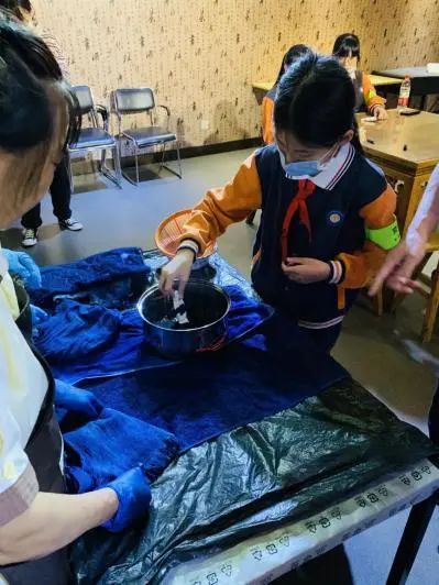 【Kids Museum】染出一片自然——扎染工作坊 自然 扎染 工作坊 Museum 人数 家庭 时间 地点 上海民生现代美术馆一楼 多媒体 崇真艺客