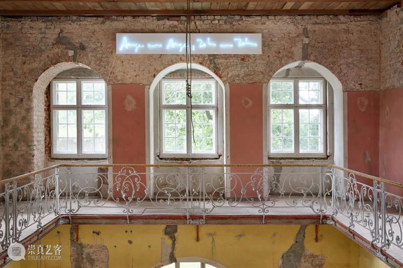 托马斯·舍比茨（Thomas Schebitz）的双面雕塑在第25届 ROHKUNSTBAU 艺术节 ROH 艺术节 托马斯 舍比茨 雕塑 Thomas 德国 勃兰登堡 过去 艺术家们 崇真艺客
