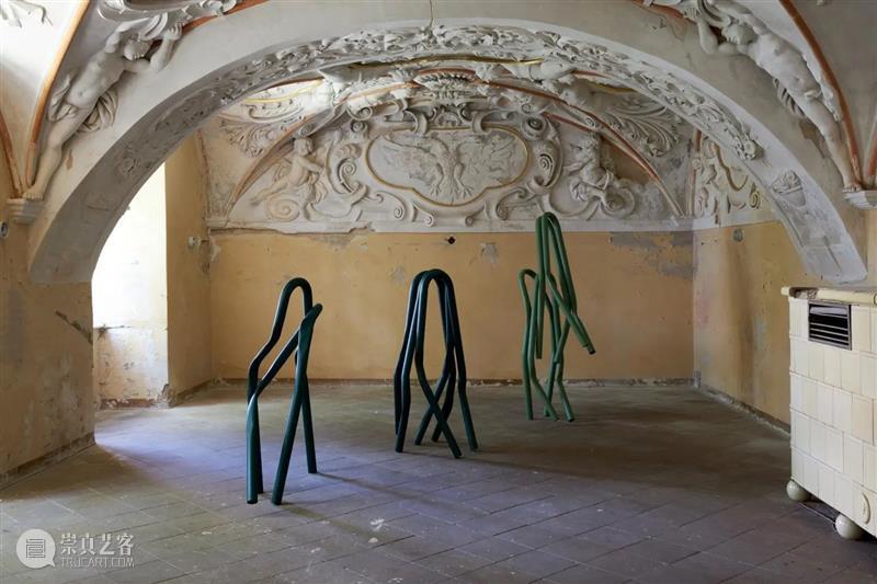 托马斯·舍比茨（Thomas Schebitz）的双面雕塑在第25届 ROHKUNSTBAU 艺术节 ROH 艺术节 托马斯 舍比茨 雕塑 Thomas 德国 勃兰登堡 过去 艺术家们 崇真艺客