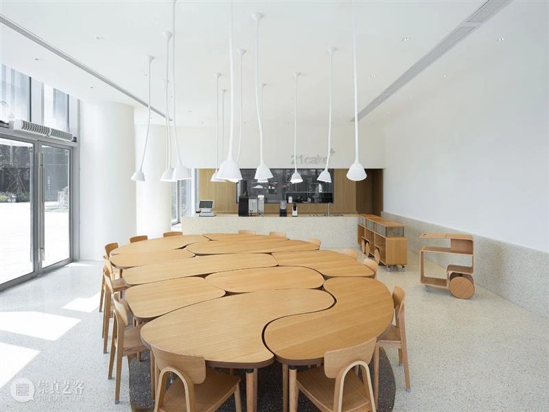 独立与聚合，21cake·上海宝山经纬汇店 / 非常建筑 建筑 上海宝山经纬汇店 田方方 21cake上海宝山经纬汇店 室内 中国 大食堂 大饭桌 核心 问题 崇真艺客
