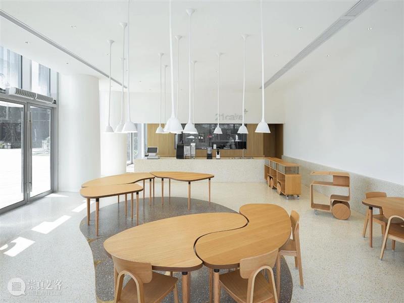 独立与聚合，21cake·上海宝山经纬汇店 / 非常建筑 建筑 上海宝山经纬汇店 田方方 21cake上海宝山经纬汇店 室内 中国 大食堂 大饭桌 核心 问题 崇真艺客
