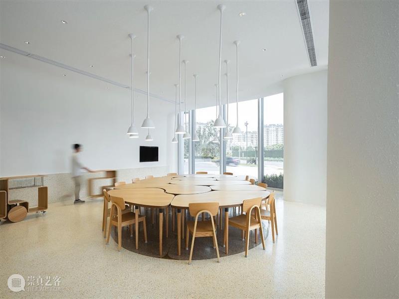 独立与聚合，21cake·上海宝山经纬汇店 / 非常建筑 建筑 上海宝山经纬汇店 田方方 21cake上海宝山经纬汇店 室内 中国 大食堂 大饭桌 核心 问题 崇真艺客