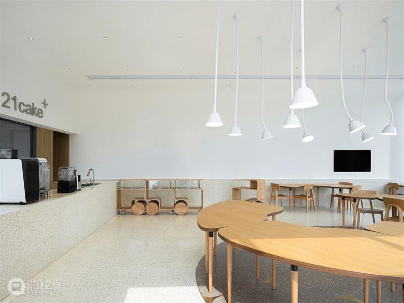 独立与聚合，21cake·上海宝山经纬汇店 / 非常建筑 建筑 上海宝山经纬汇店 田方方 21cake上海宝山经纬汇店 室内 中国 大食堂 大饭桌 核心 问题 崇真艺客