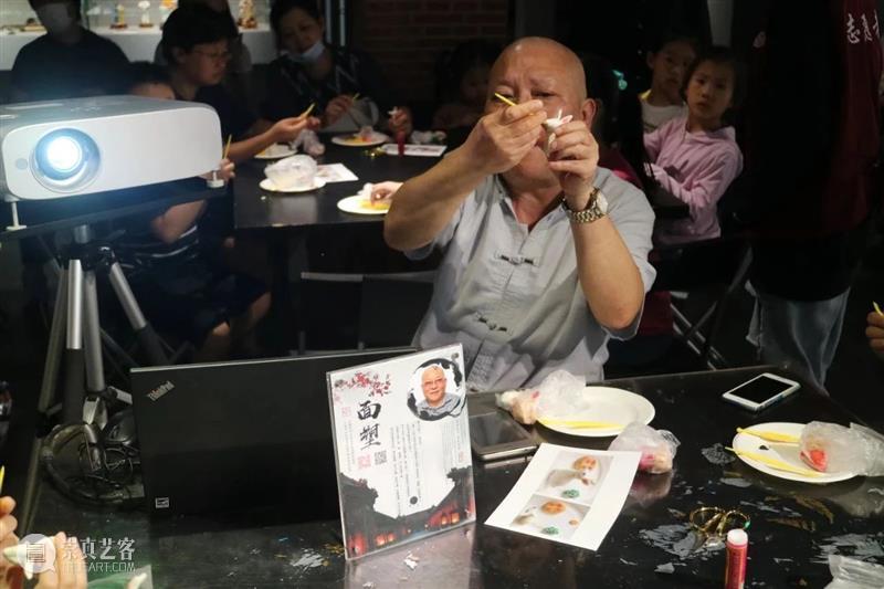 双节庆，秀涂鸦、捏“玉兔”，徐汇艺术馆让你一天全都GET！ 徐汇艺术馆 玉兔 节庆 双节 系列 活动 街边 国旗 道路 两旁 崇真艺客