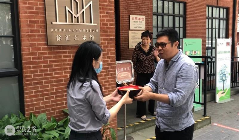 双节庆，秀涂鸦、捏“玉兔”，徐汇艺术馆让你一天全都GET！ 徐汇艺术馆 玉兔 节庆 双节 系列 活动 街边 国旗 道路 两旁 崇真艺客