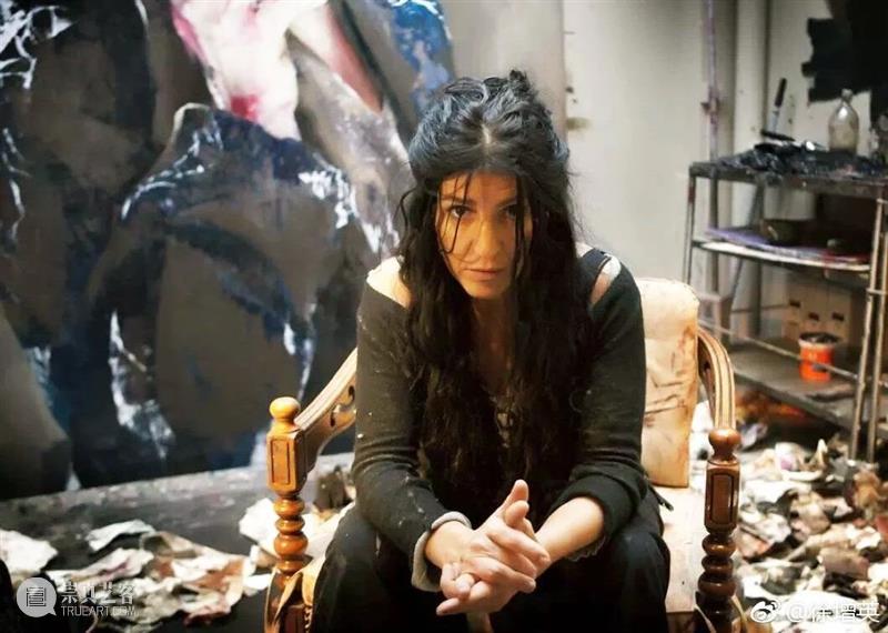 她从小妓院长大,被妓女妈妈抛弃后,从流浪汉到顶尖艺术家,如今一幅画卖到100000美元... 妓女 艺术家 如今 妓院 妈妈 流浪汉 一幅画 从一 孩子 传奇 崇真艺客