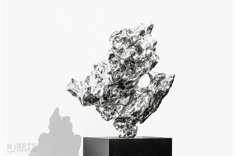 【保利拍卖十五周年】鹤立独群 | 展望《假山石 NO.60》、周春芽《背靠背》 现当代艺术部 假山石 周春芽 背靠背 保利拍卖 现实主义 新概念 表现主义 夜场 时代 雕塑 崇真艺客