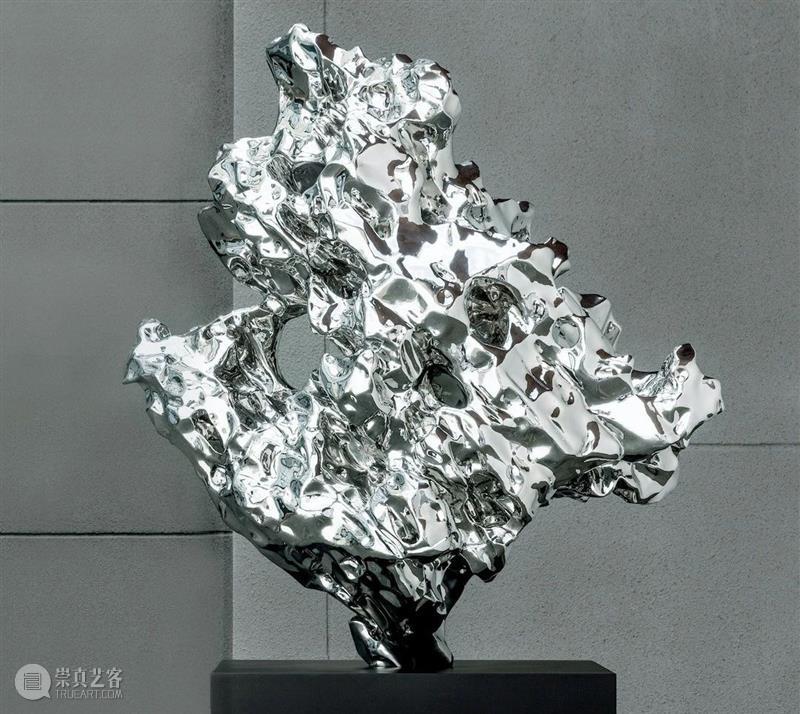 【保利拍卖十五周年】鹤立独群 | 展望《假山石 NO.60》、周春芽《背靠背》  现当代艺术部 假山石 周春芽 背靠背 保利拍卖 现实主义 新概念 表现主义 夜场 时代 雕塑 崇真艺客