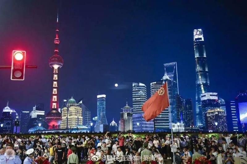 双节出门大型人山人海现场，和古画里的人一样多哈哈哈哈哈哈哈哈哈哈哈  博物馆丨看展览 古画 双节 现场 本文 耳朵 博物馆 erduolide 家庭 深度 假期 崇真艺客
