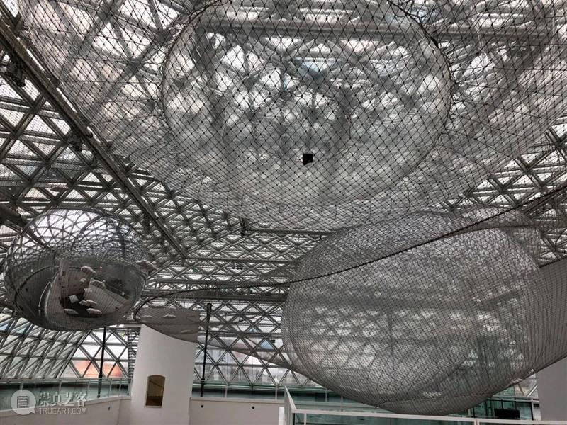 董鹤 | 欧行小记 视频资讯 Hi艺术中心 董鹤 小记 巴洛克 蓝丝绒 个展 展期 时间 电话 地址 北京市朝阳区 崇真艺客