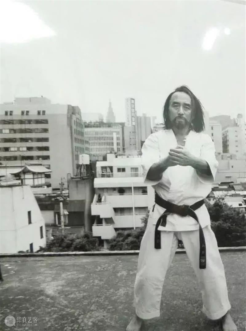 山本耀司 | 不只是做衣服，艺多从来不压身 视频资讯 浦睿文化 山本耀司 艺多 黑色 态度 颜色 生日 布料 时装 哲学 三宅一生 崇真艺客