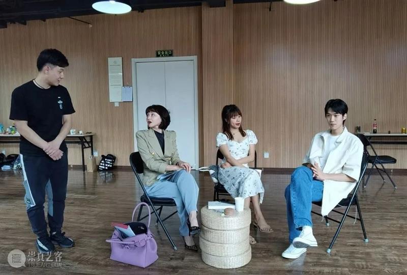 你到底是一个什么样的人?| 黄盈工作室作品《情不自禁》(文末福利) 幕间戏剧 什么样 情不自禁 黄盈工作室 福利 作品 信息 朋友圈 真心 网络 时代 崇真艺客